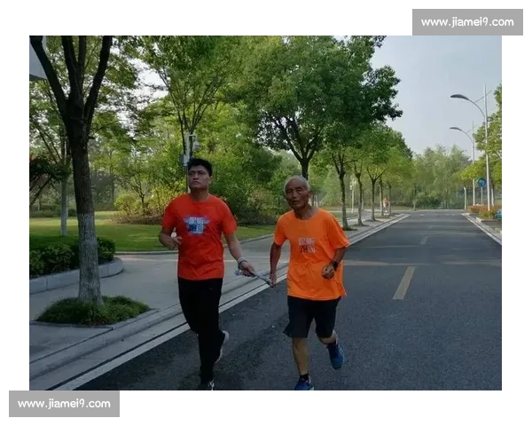 雨幕中绳牵追光:视障跑者与陪跑员的无畏训练 雨幕中绳牵追光:视障跑者与陪跑员的无畏训练
